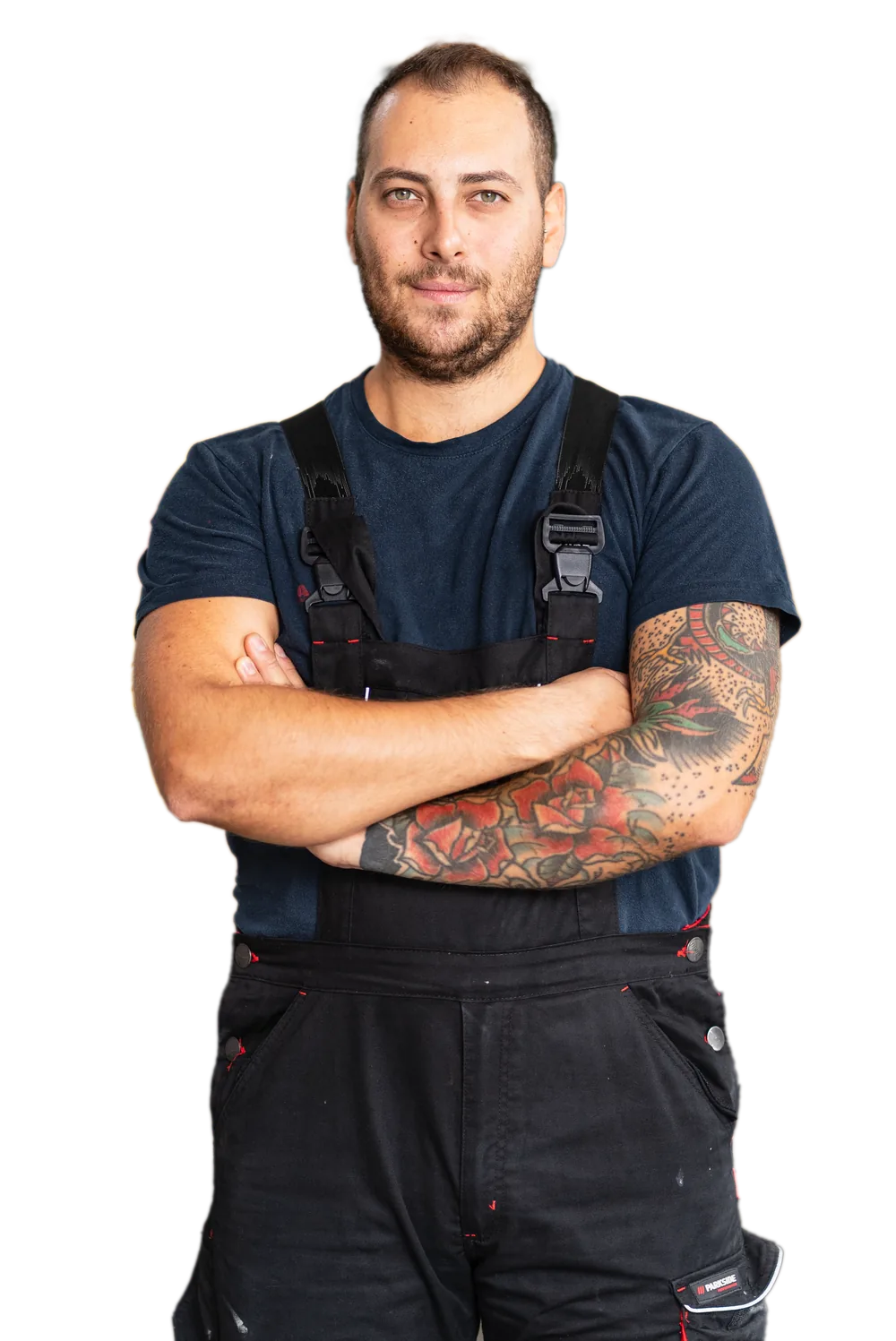 Matteo Melegatti, titolare de La Carrozzeria, in tuta da lavoro a braccia conserte